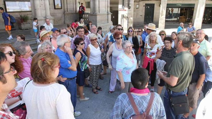 Un grupo de turistas en una visita guiada al casco histórico este verano. // Iñaki Osorio