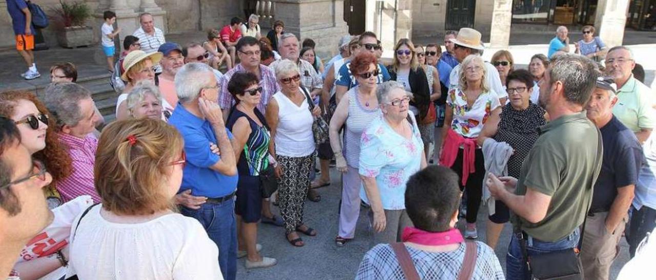 Un grupo de turistas en una visita guiada al casco histórico este verano. // Iñaki Osorio