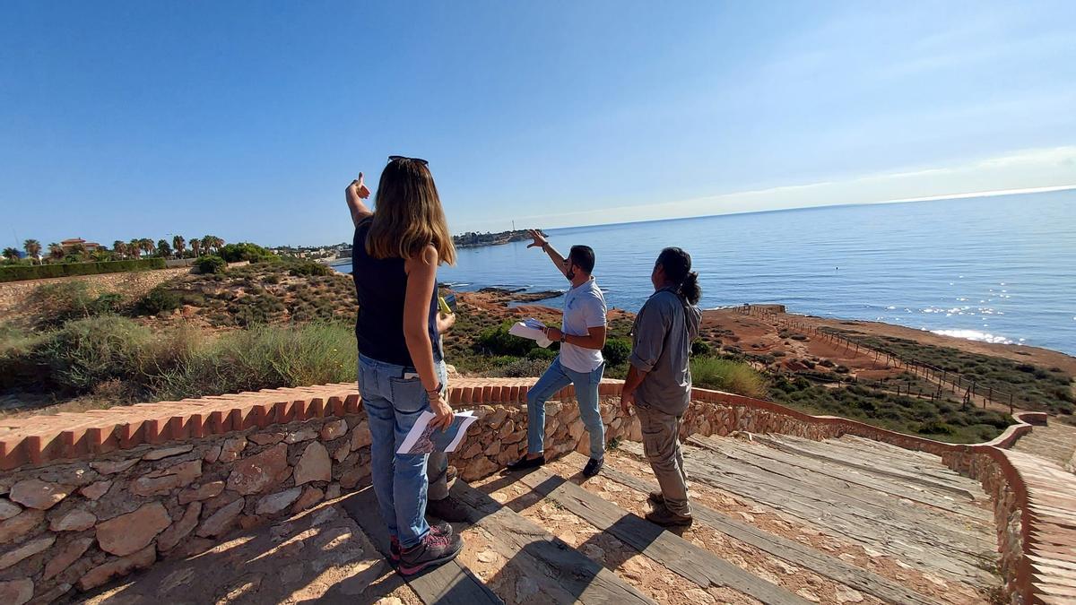 Imagen de la visita del concejal y los técnicos a la zona de senderos de la microrrserva de La Glea en Orihuela Costa