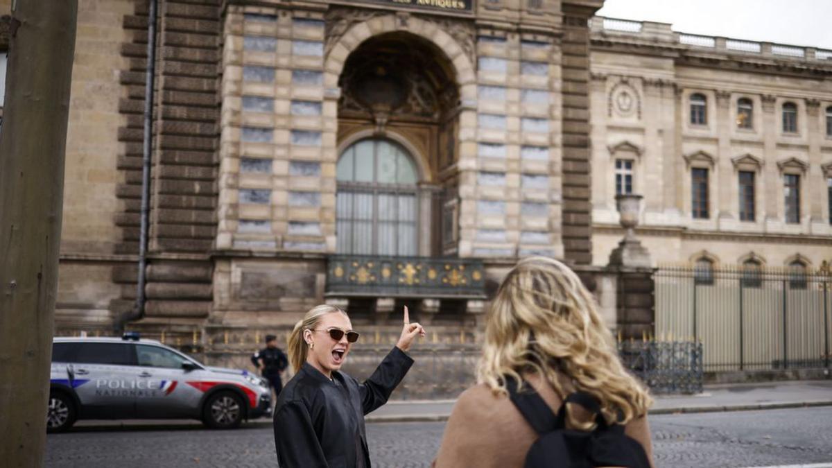 Exterior del Museo Louvre de París.