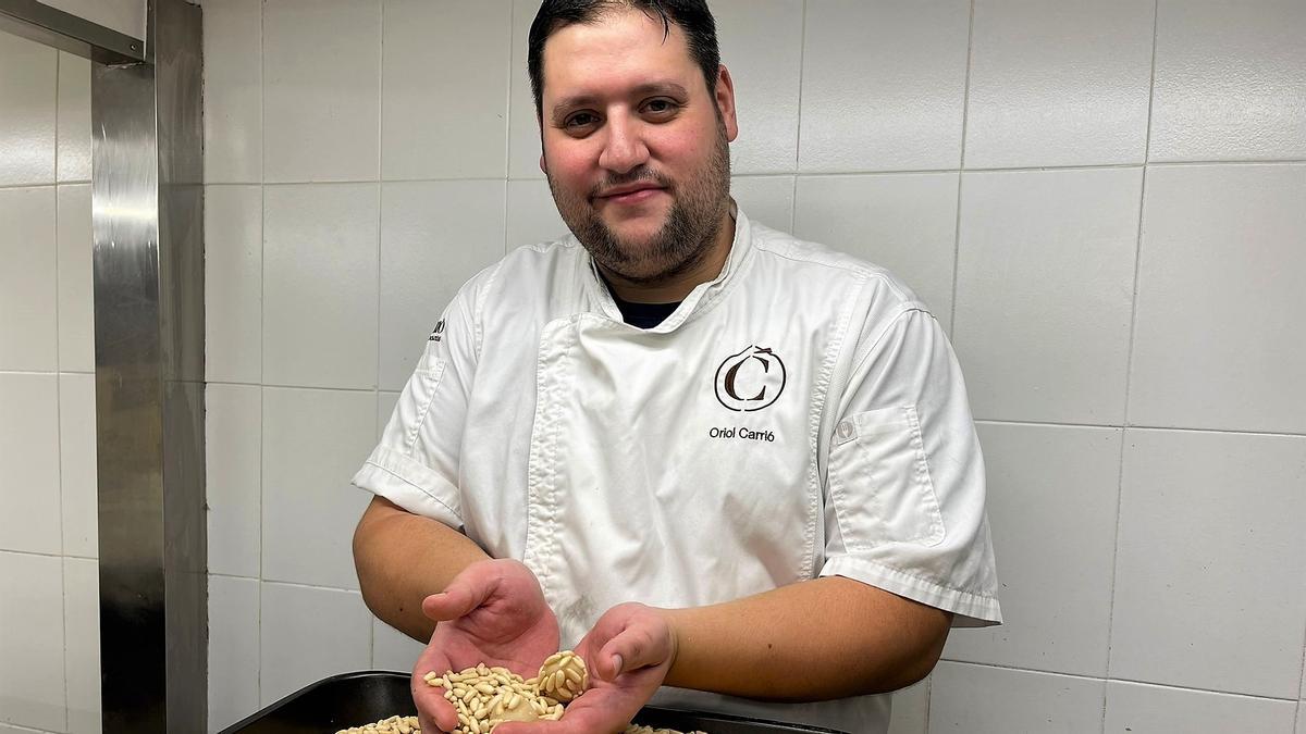 Oriol Carrió, haciendo ’panellets’.