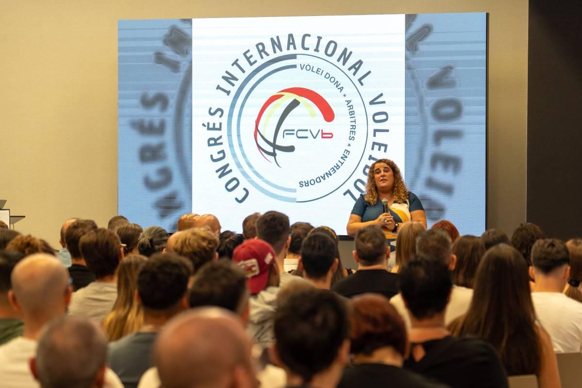 Maribel Zamora dona la benvinguda als assistents al IV Congrés Internacional de Voleibol.