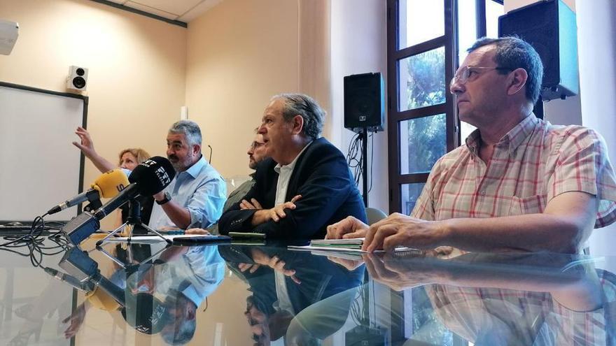 De derecha a izquierda, Juan Andrés de Gracia, Salvador Fuentes y los técnicos de la GMU que estarán al frente de la Oficina del Territorio.