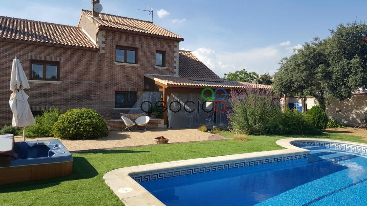 Casa con piscina en venta en Guadalajara.