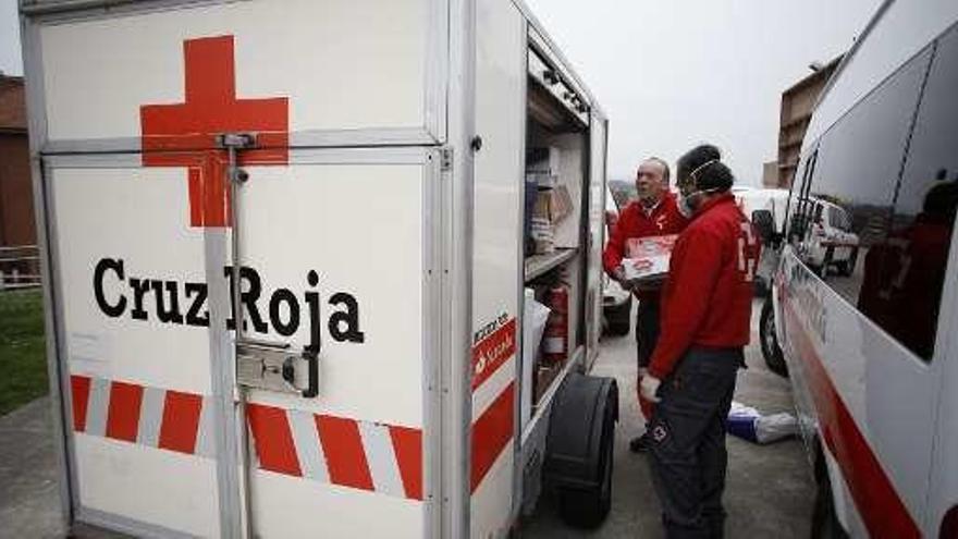 Voluntarios de Cruz Roja, en el pabellón de La Tejerona.