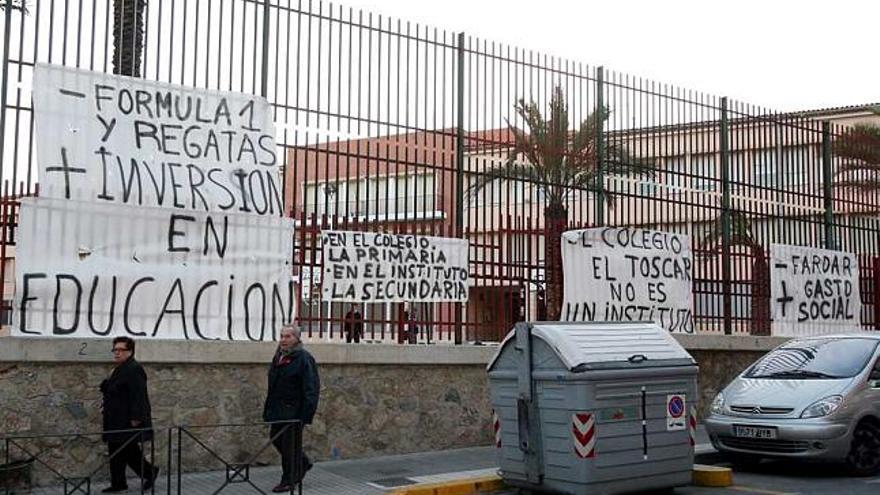 Los padres de los alumnos del colegio El Toscar han instalado varias pancartas de protesta en la valla del centro