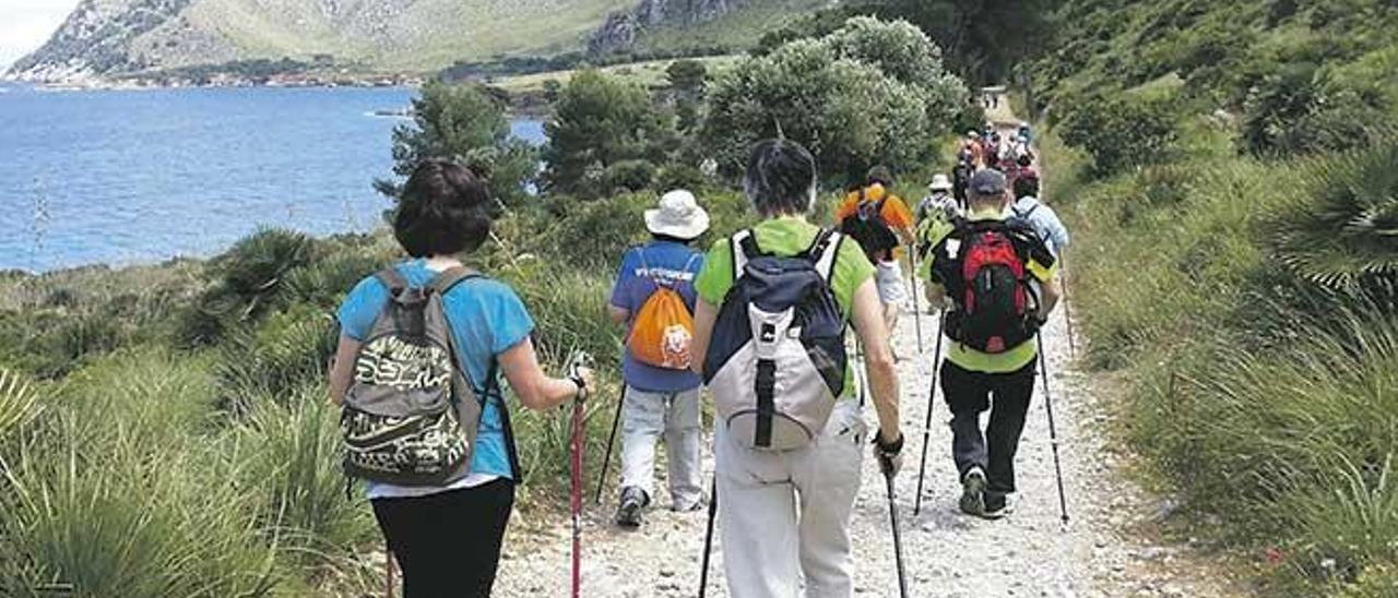 Un grupo de excursionistas recorre un itinerario costero de la isla.