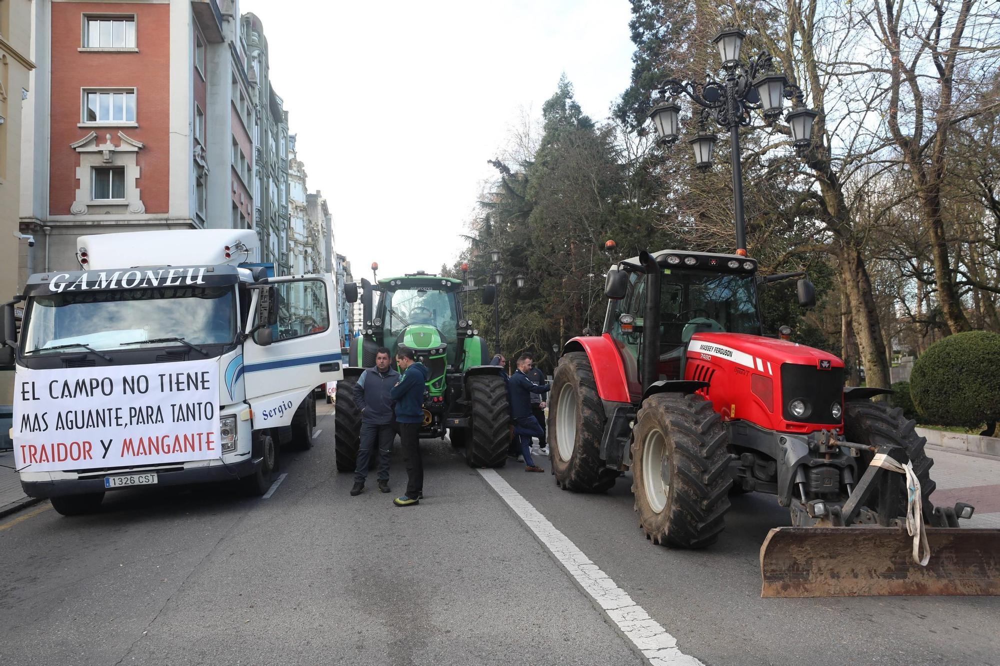 Protestas de los ganaderos y agricultores en Oviedo