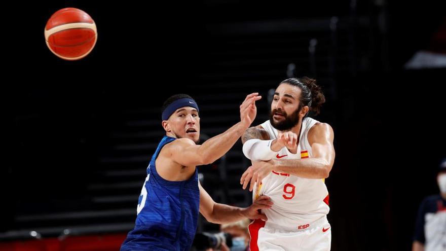 Ricky Rubio y Devin Booker, en el partido entre España y Estados Unidos en los últimos Juegos Olímpicos.