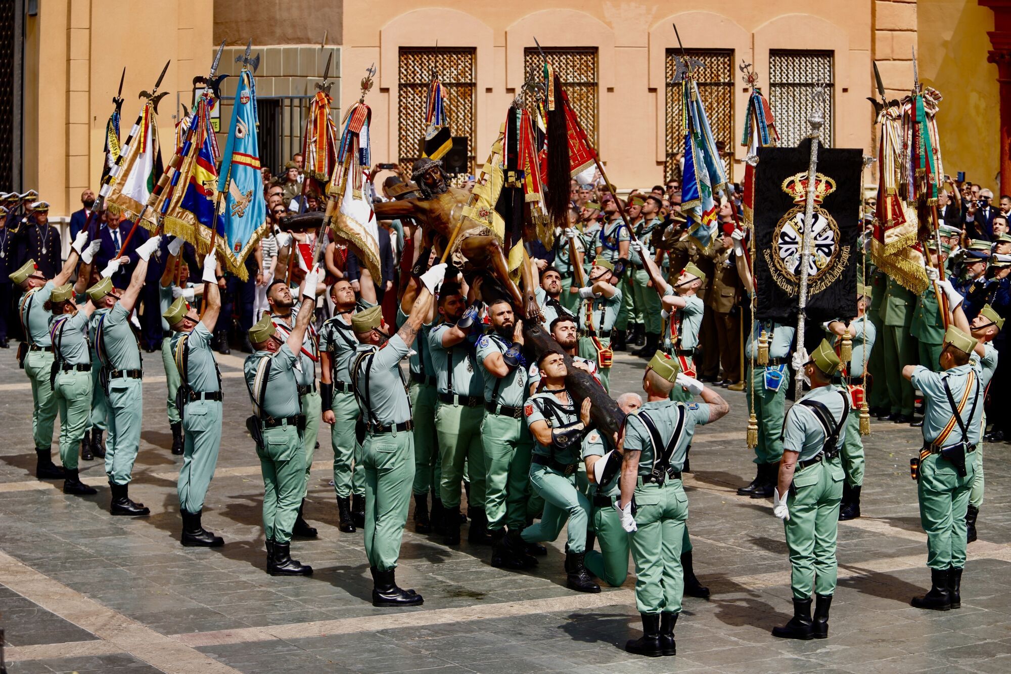 Trasladado del Cristo de la Buena Muerte a hombros de la Legión
