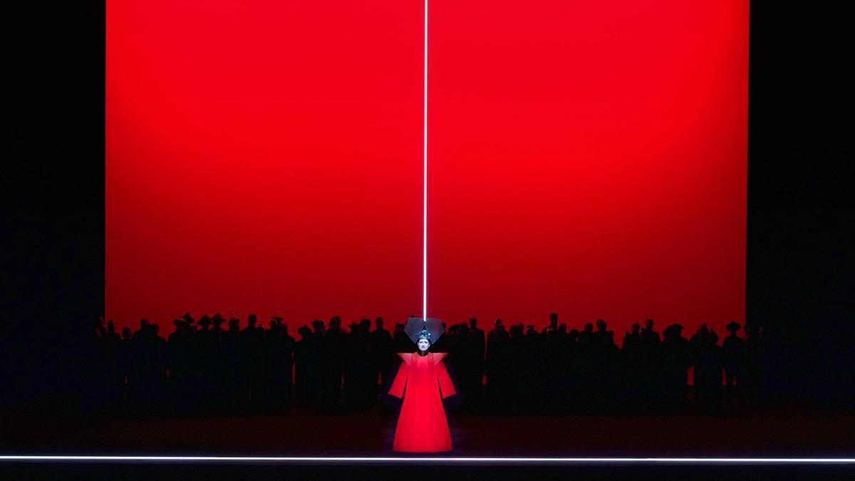 La versión de 'Turandot' que acaba de estrenar el Teatro Real, con su protagonista, la princesa que da título a la ópera y a la que interpreta Anna Pirozzi, en el centro del escenario.