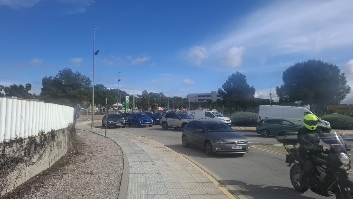 Atasco en una de las rotondas de salida hacia la autovía.