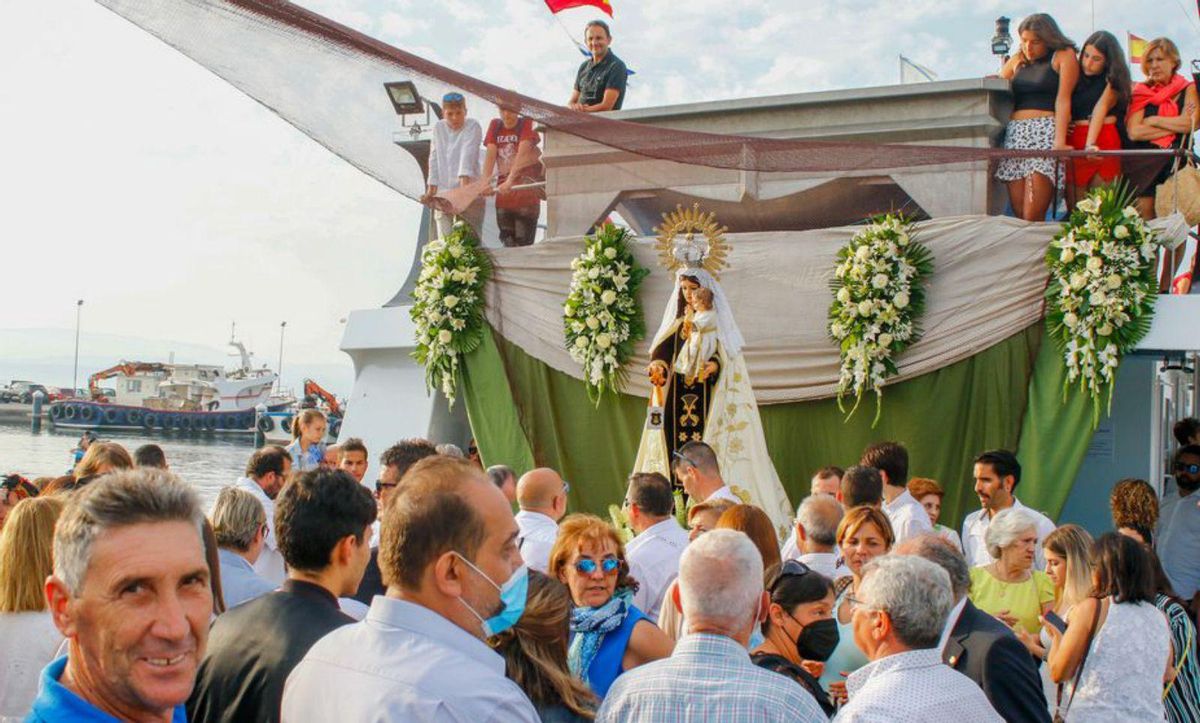 Un momento de la procesión antes de su llegada a puerto. | // I. ABELLA