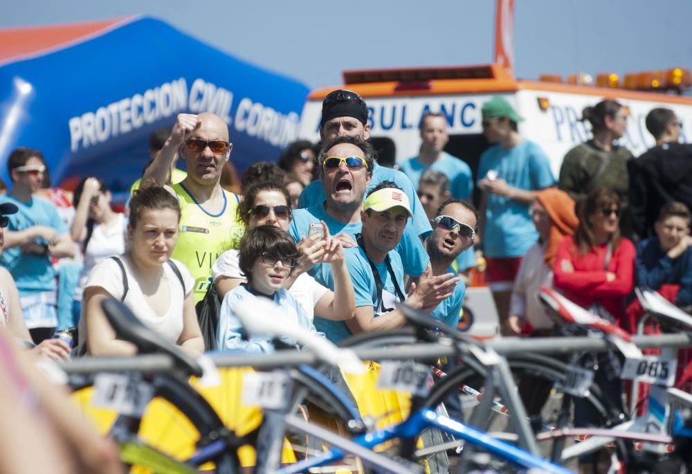 Más de 300 deportistas en el X Triatlón de Riazor