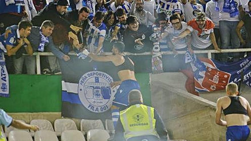 Medio millar de aficionados del Dépor en El Sardinero