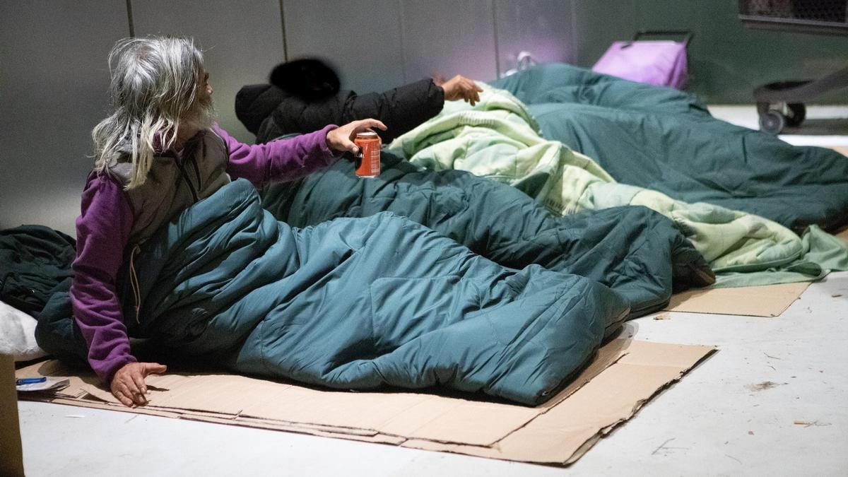 Desde el fondo, los cuatro miembros de la familia junto a una quinta persona sin hogar en Zaragoza.