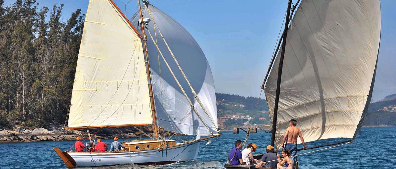 Dúas embarcacións tradicionais galegas -dornas- a navegaren polas nosas rías.