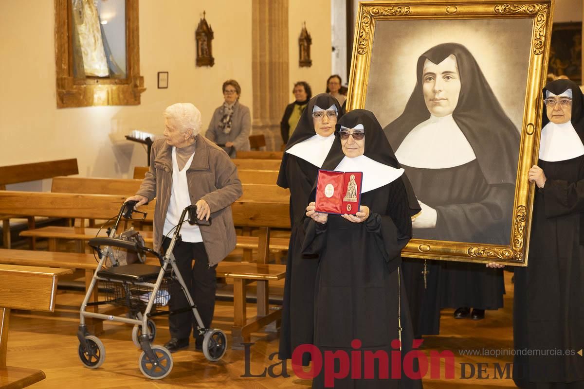 Así ha sido el traslado del cuatro y la reliquia de Santa Teresa de Jornet desde el Asilo hasta la Parroquia de la Concepción en Caravaca