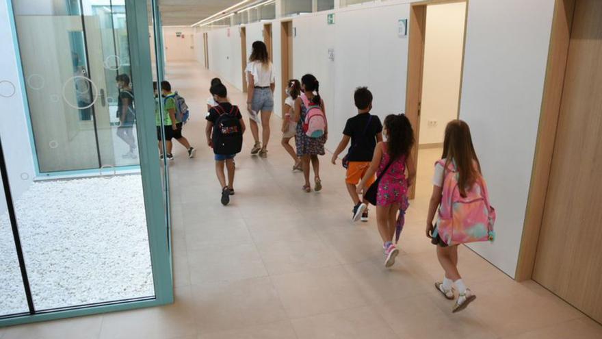 Una profesora acompaña a alumnos de Primaria | EUROPA PRESS