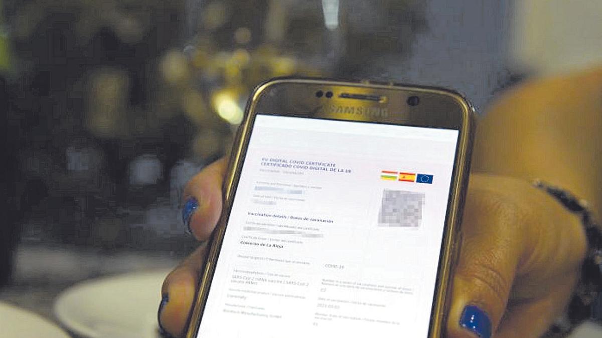 Una usuaria muestra el certificado covid digital que lleva guardado en su móvil.