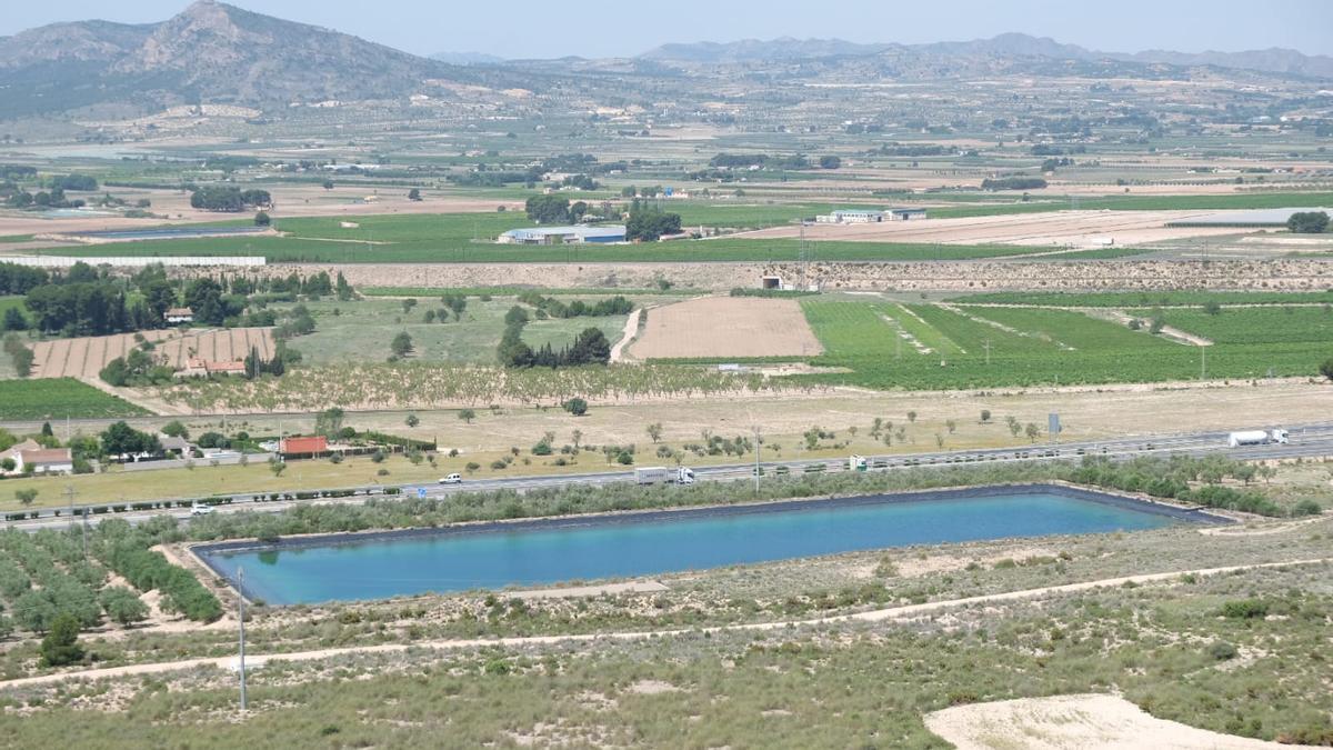 Las aguas del trasvase Júcar-Vinalopó comienzan a llenar los embalses de riego.