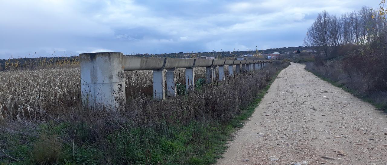 Canal de riego en la zona de Melgar de Tera. / E. P.