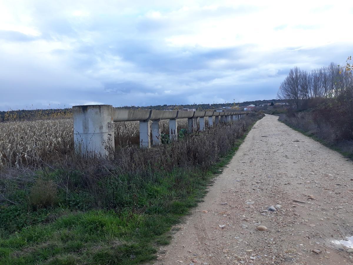 Canal de riego en la zona de Melgar de Tera. / E. P.