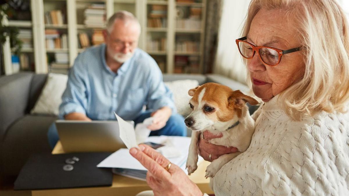 Una pareja de jubilados revisa su pensión: la Seguridad Social aclara quiénes cobrarán la paga extra de Navidad 2025 y quiénes no.