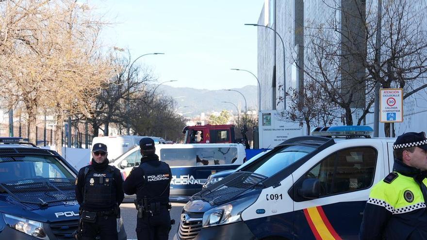 Fuerte despliegue policial en el Instituto de Medicina Legal de Córdoba ante la llegada de los cadáveres del accidente en Adamuz