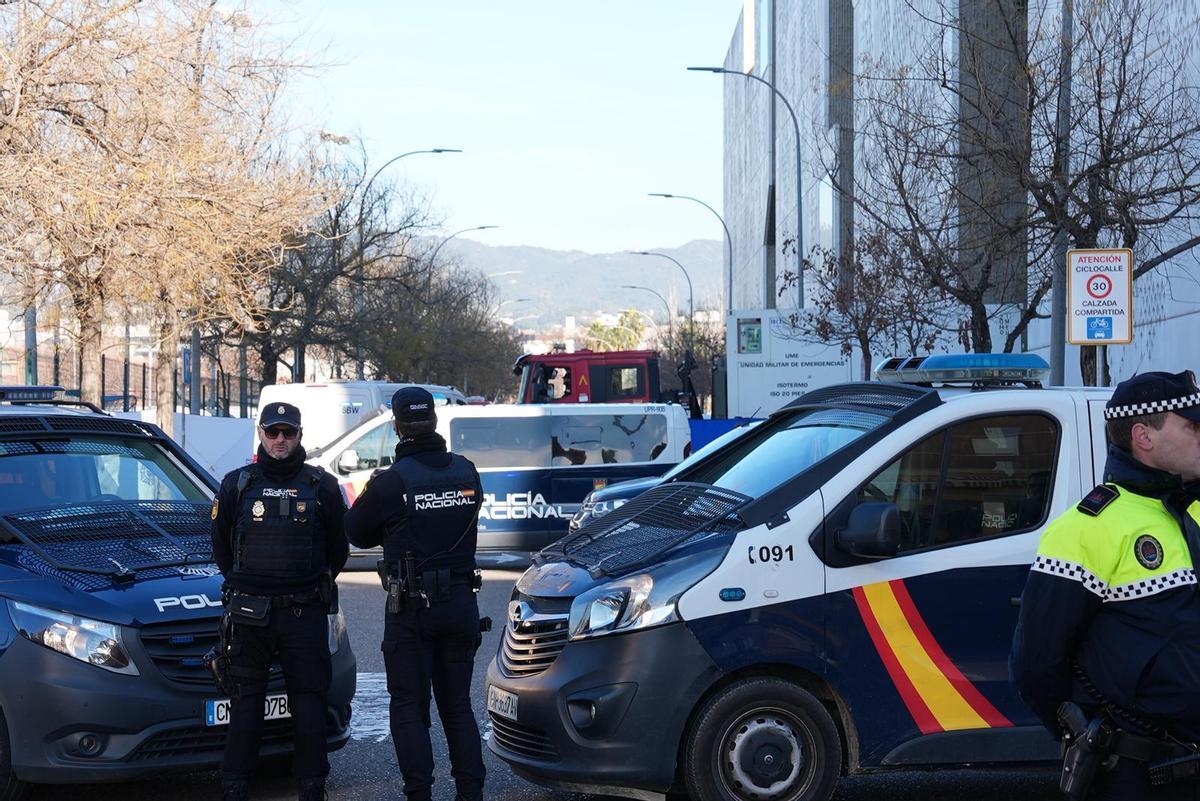 Agentes de la Policía Nacional y de la Policía Local acordonan la puerta del Instituto de Medicina Legal este lunes.