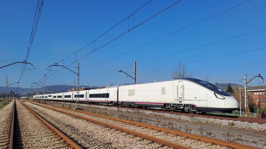 el primer avril que llega a gijón. Un tren Avril modelo S106 estacionó ayer en La Calzada (Gijón) para la formación de maquinistas e interventores de Renfe en Asturias, que comenzó esta semana. | Renfe