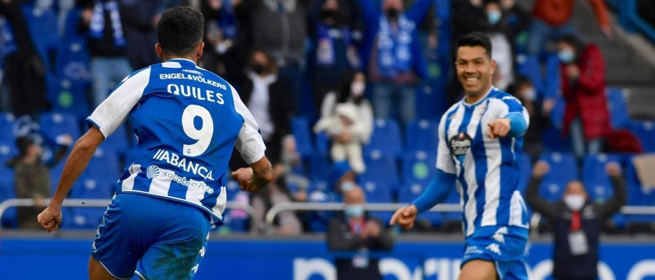 Miku y Quiles celebran el tanto del onubense ante el Calahorra el pasado mes de febrero. |  // CARLOS PARDELLAS