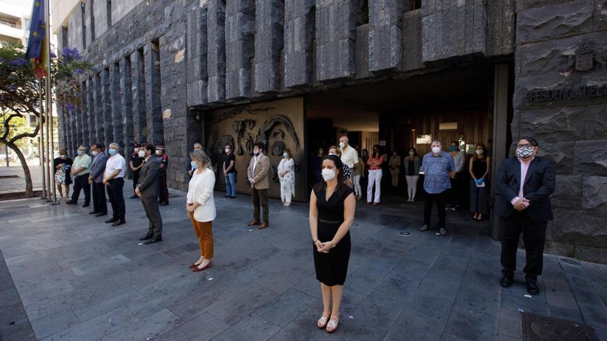 Miembros del Gobierno de Canarias en el inicio del luto en la sede de Presidencia en Tenerife.