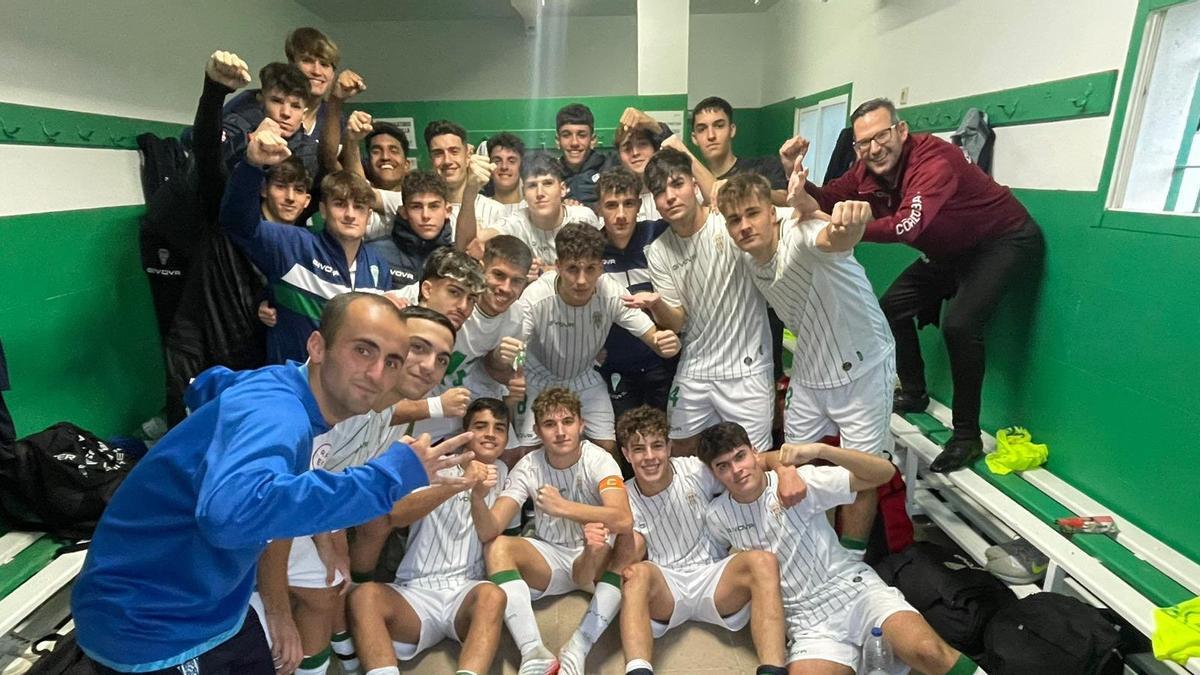 Los futbolistas y el cuerpo técnico del juvenil A celebran su victoria ante el Sevilla FC B.