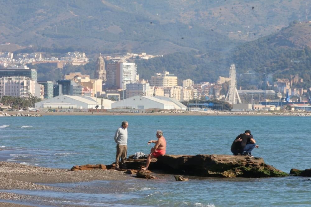 Las buenas temperaturas y los cielos despejados de este 28 de febrero han animado a muchas personas a pasar el día en los paseos marítimos y las playas de Málaga capital