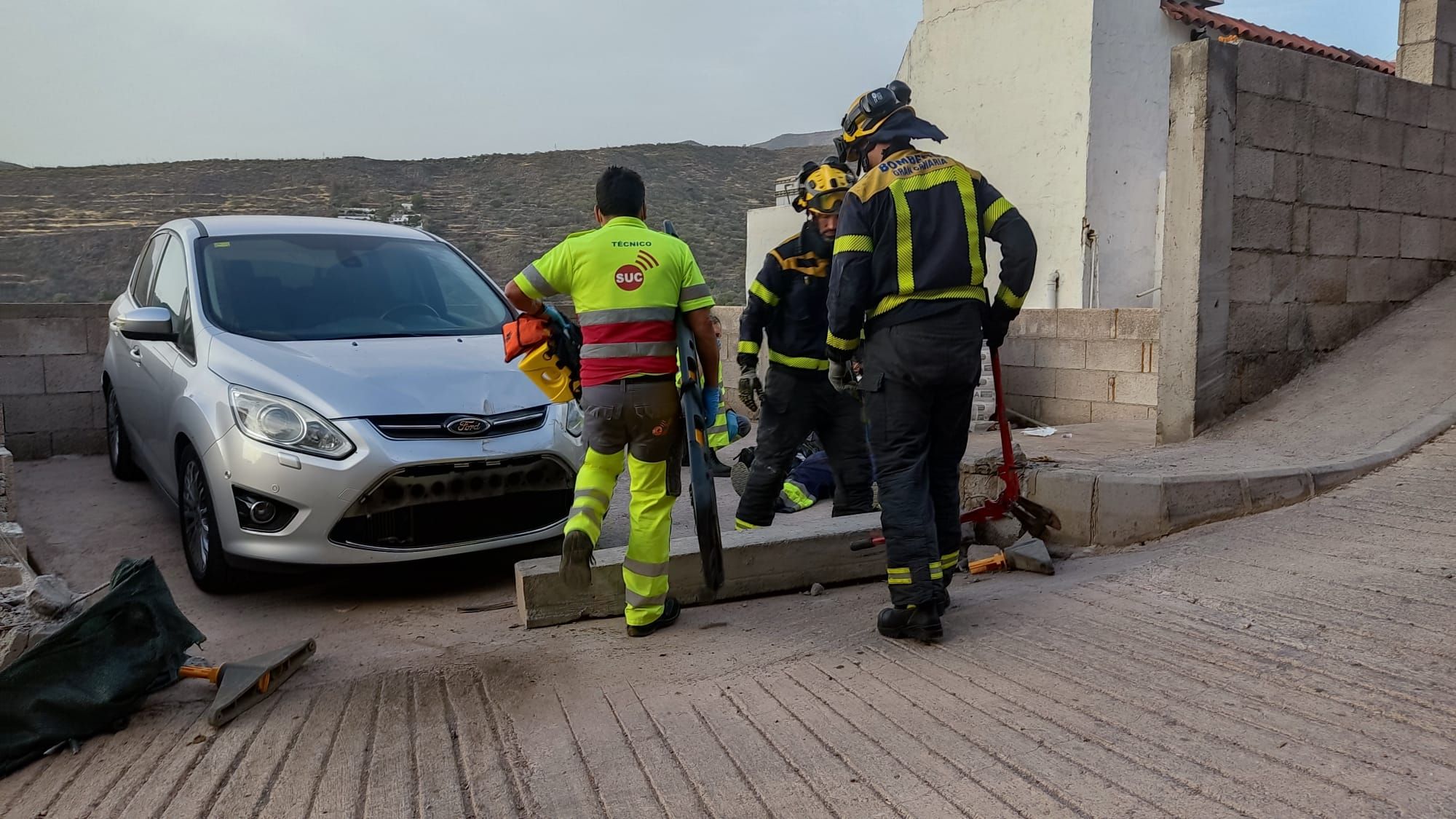 Un camión de la basura se lleva por delante un coche y parte de una vivienda en Valsequillo