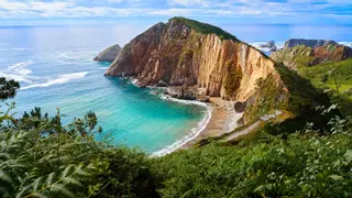 La playa más bonita de Asturias, según la IA: acantilados escarpados, silencio y agua cristalina