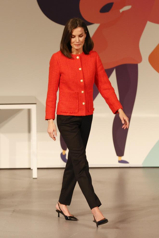 El look de la reina Letizia con chaqueta roja y salones destalonados de tacón moderado