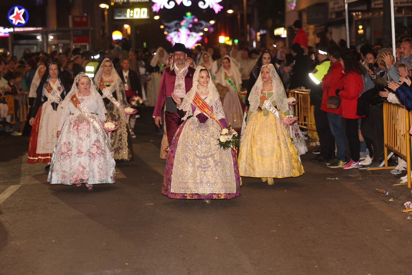 Ofrenda Fallas 2023 | Así ha sido la llegada de Paula Nieto a la plaza de la Virgen