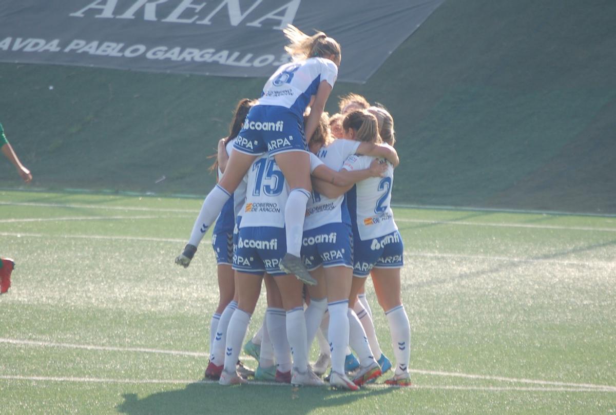 Las jugadoras del equipo celebran un gol.