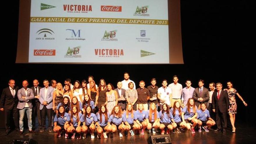 Foto de familia de los premiados, autoridades y colaboradores, en la Gala del Deporte celebrada anoche en la Diputación de Málaga.