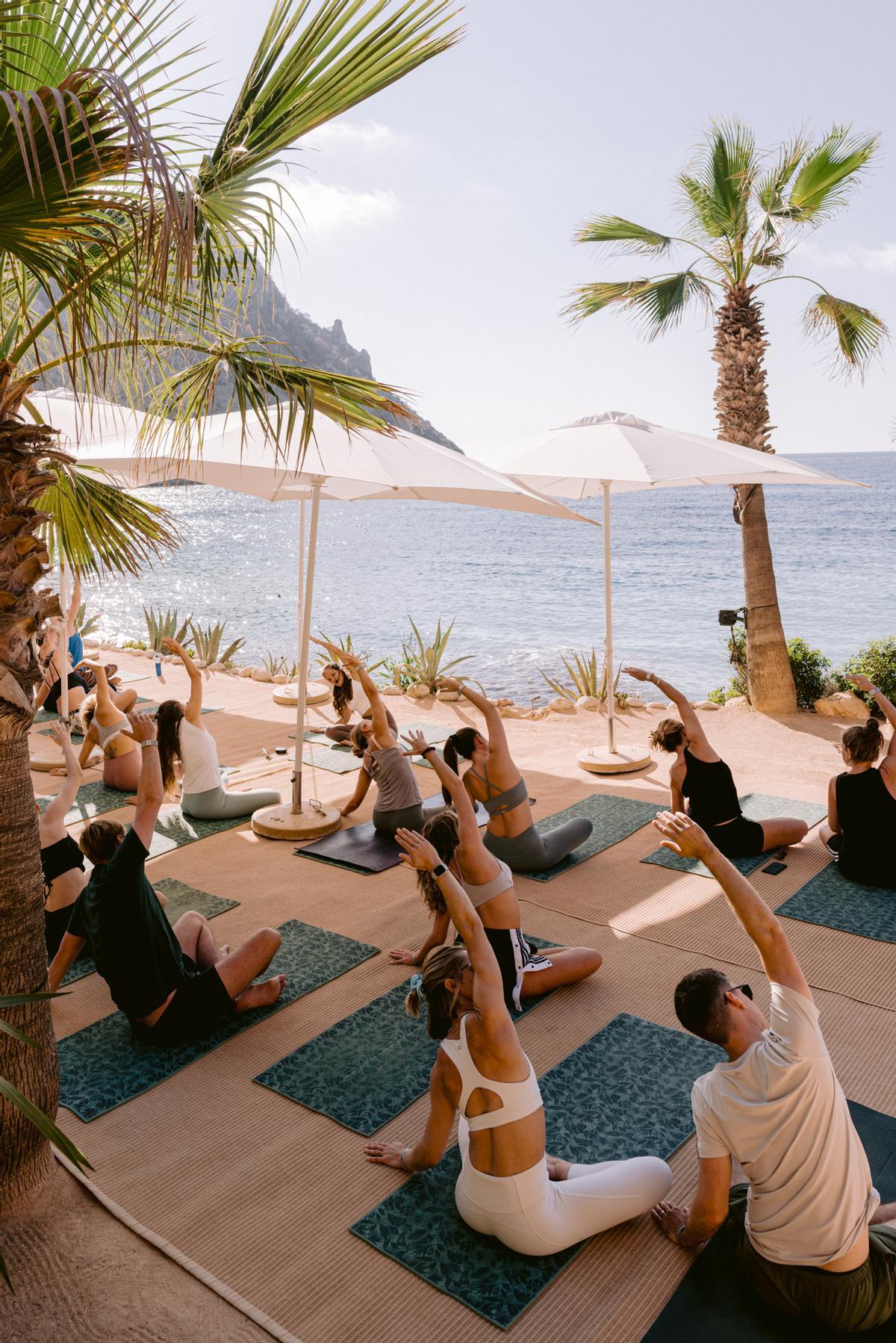 Sesión de yoga frente al mar en Amante Ibiza.