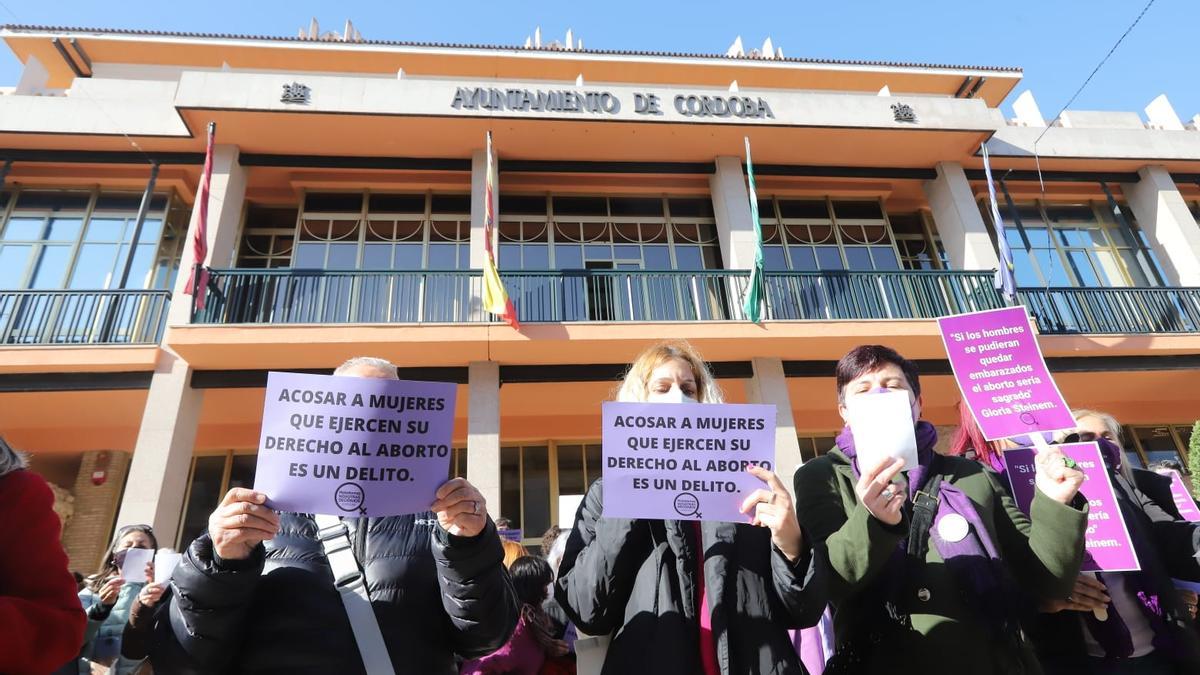 La Plataforma Nosotras Decidimos Córdoba, hoy a las puertas del Ayuntamiento.