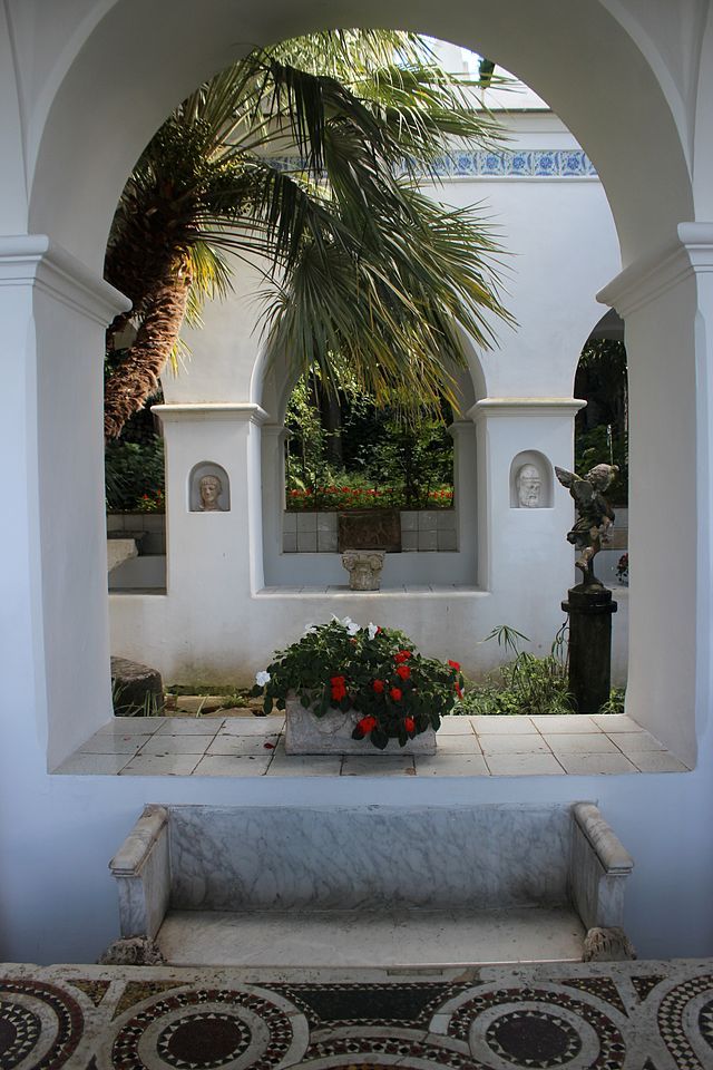 En el jardín se pueden visitar obras de arte.