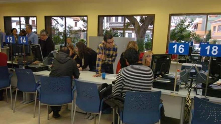 Empleados municipales en el servicio de atención al ciudadano de las oficinas de León y Castillo. i  MARRERO