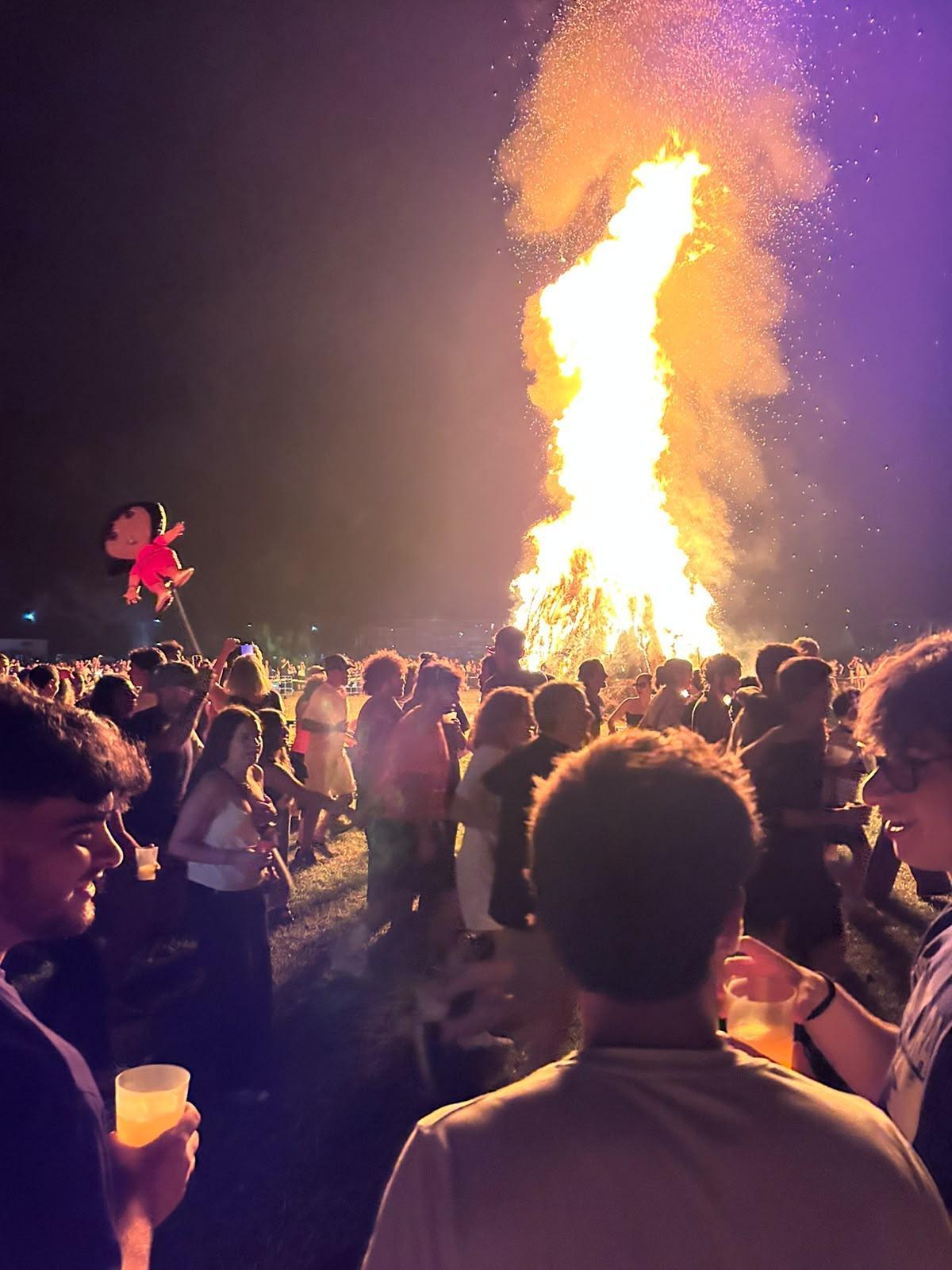 Ribadesella enciende una hoguera gigantesca por San Juan