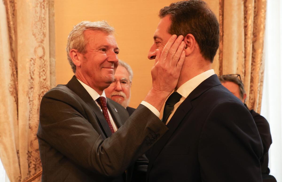 Rueda abraza a Villares en su despedida tras dimitir el pasado año por la denuncia de agresión sexual.