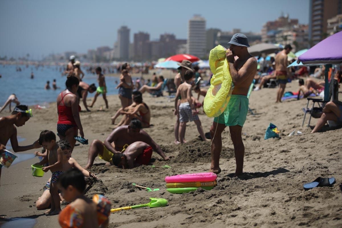 Los cordobeses regresan a las playas de Fuengirola ante la nueva normalidad