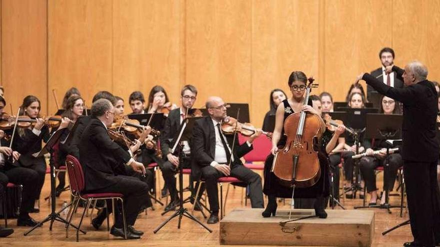 Foto de la actuación, ayer, de Blanca Budiño, al violonchelo, dirigida por Zumalave en el Mar de Vigo. // C. Graña