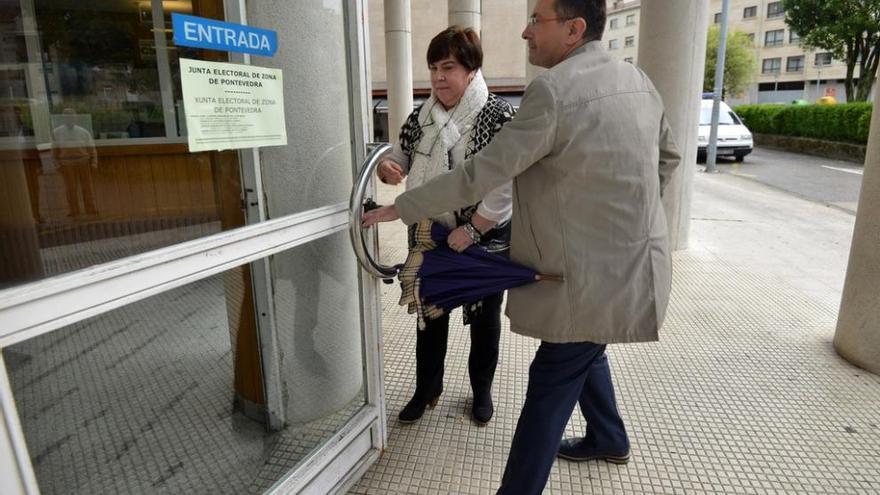 Charo Lorenzo accede al juzgado acompañada por su abogado Gustavo Santos